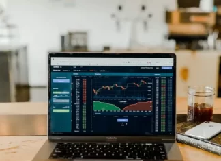 Proč se akcie neobchodují za zavírací cenu předchozího dne